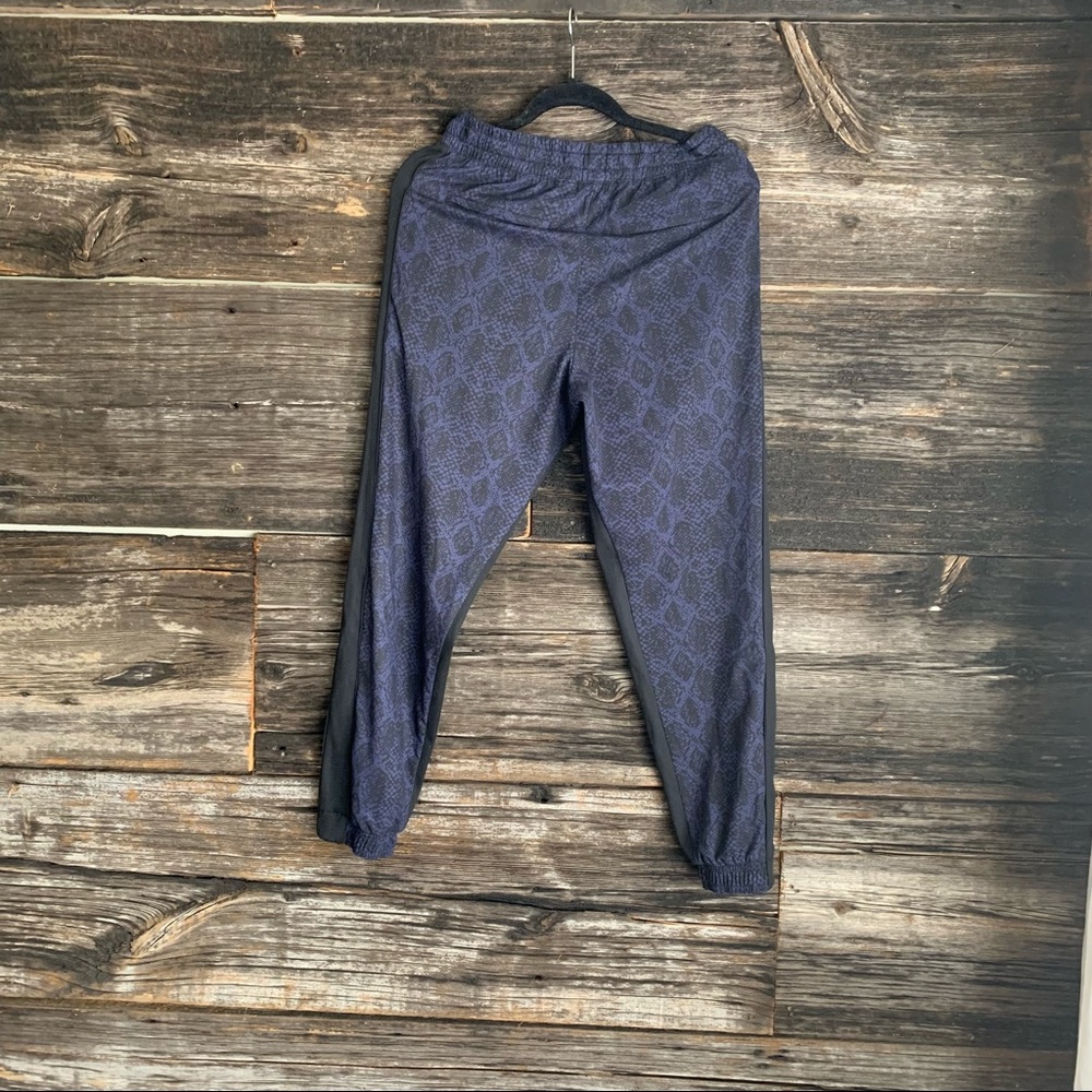 Athleta Printed Brooklyn Jogger Blue Python
NWOT - Picture 7 of 11
